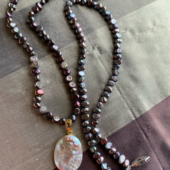 Freshwater Pearl with mother of Pearl pendant / cameo necklace and bracelet set - Picture 3 of 7